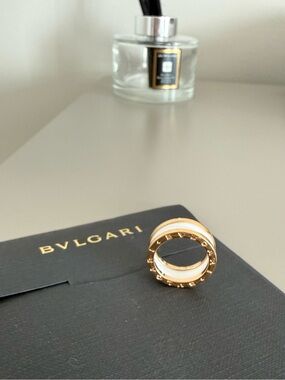 Authentic Bulgari B.zero1 two-band ring in 18 kt rose gold with white ceramic
